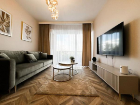 Balcony & Parking, Modern Elegant Apartment! Near Tram